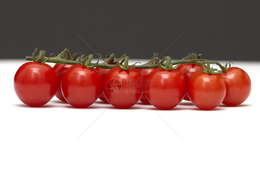 白色和黑色的西红柿图片