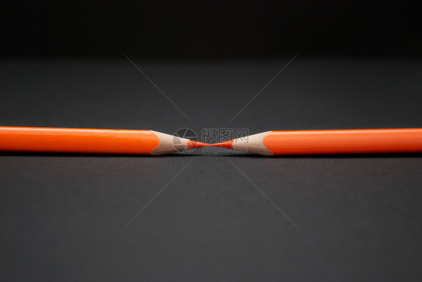 两支橙色铅笔图片