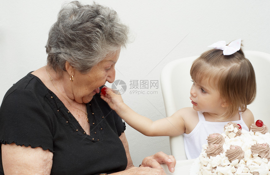 周密的曾孙女和九十年的曾祖母保健孩子退休医学童年生日卫生情绪婴儿女孩图片