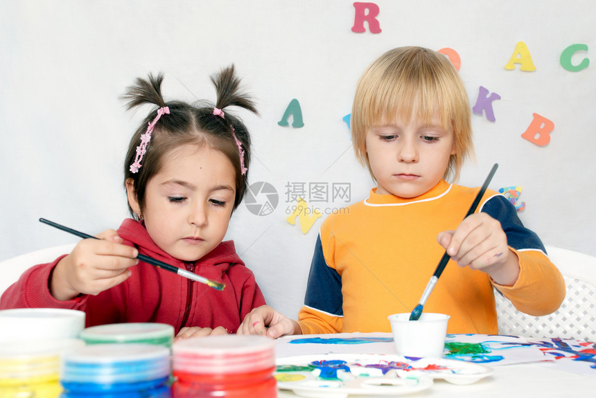 小朋友在绘画课上孩子女孩们冒充拉丁艺术家幸福手指男生涂料幼儿园图片