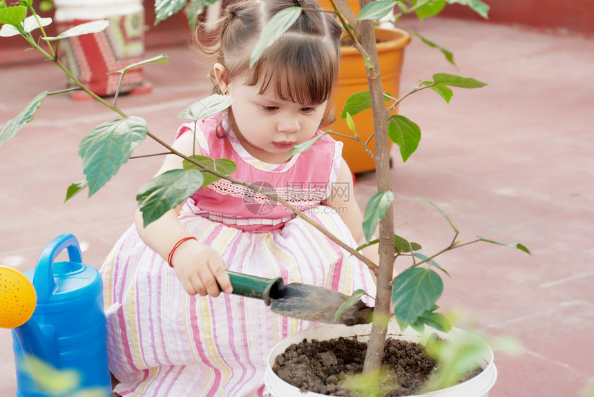 小园丁园艺花坛蓝色幸福盆栽喷壶快乐行动粉色孩子图片
