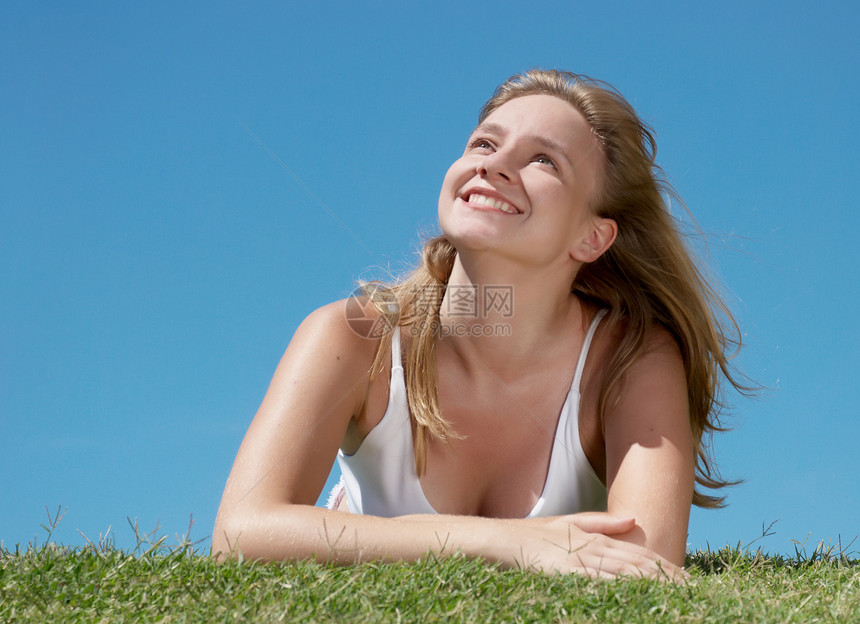户外快乐的年轻女孩喜悦蓝色自由草绿色太阳乐趣金发女郎活动天空图片