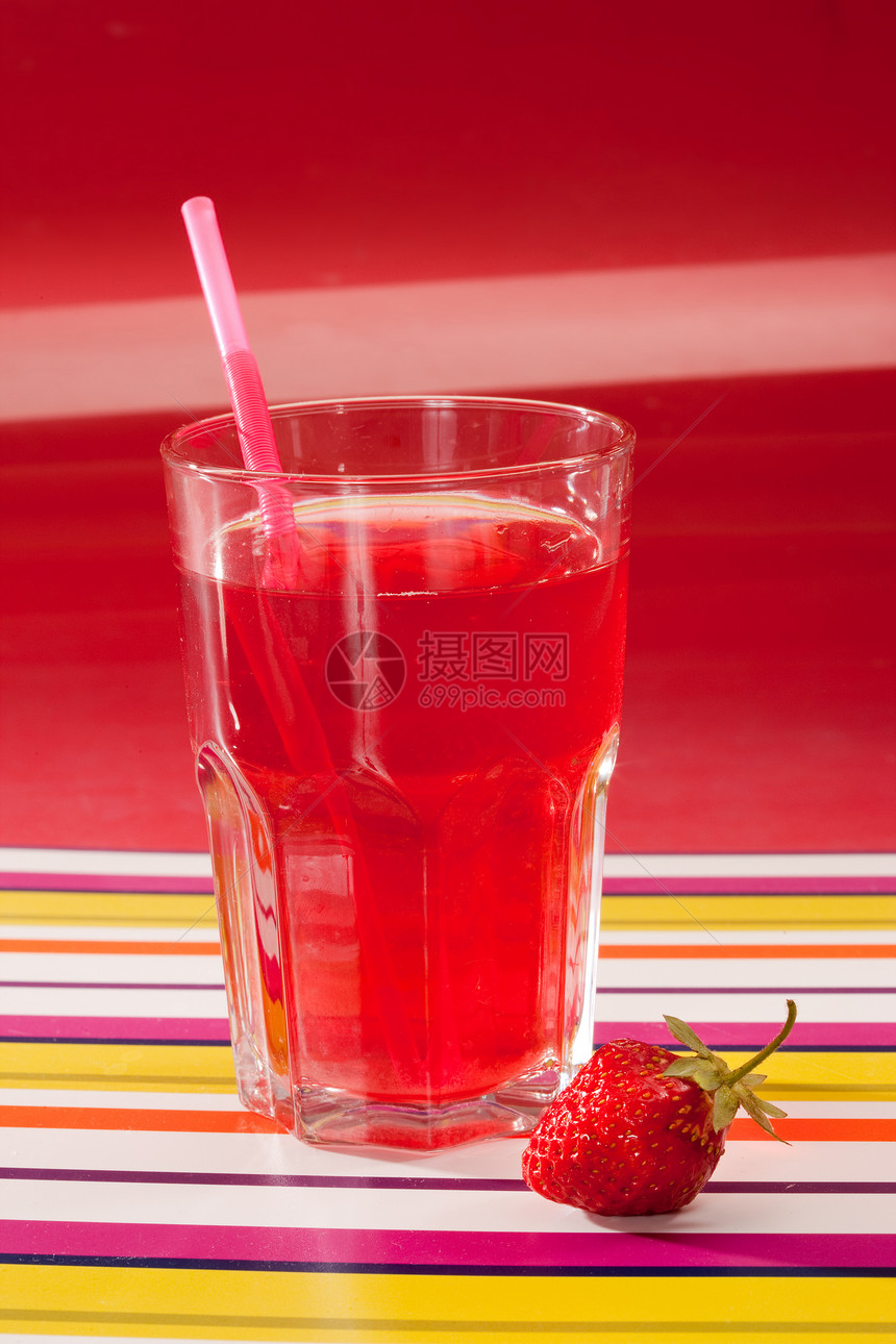 草莓饮料玻璃状红色玻璃水果饮料食物图片