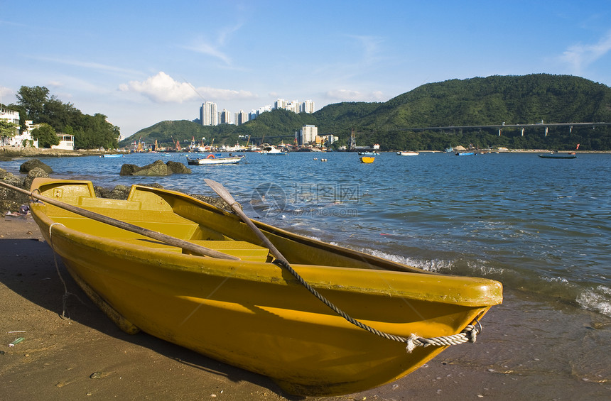 海滩上的船孤独皮艇情调热带游客海洋旅游天空钓鱼独木舟图片