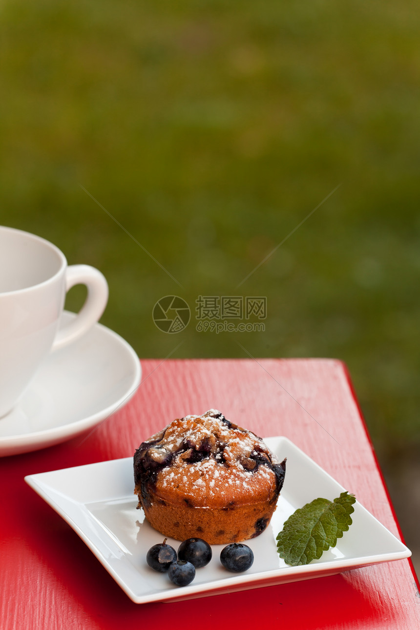 蓝莓松饼在平板上甜点杯子味道浆果食物早餐小吃糕点正方形盘子图片