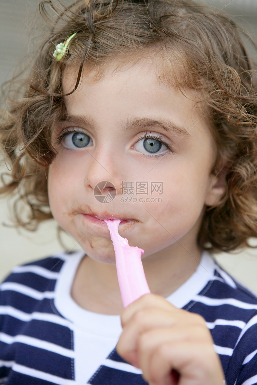 小女孩吃甜糖 面脸脏甜点青年嘴唇婴儿女孩们女性生日孩子乐趣女孩图片