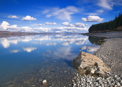 蓝色石头素材普卡基湖观光山脉石头天空风景岩石旅游树木美丽反射背景