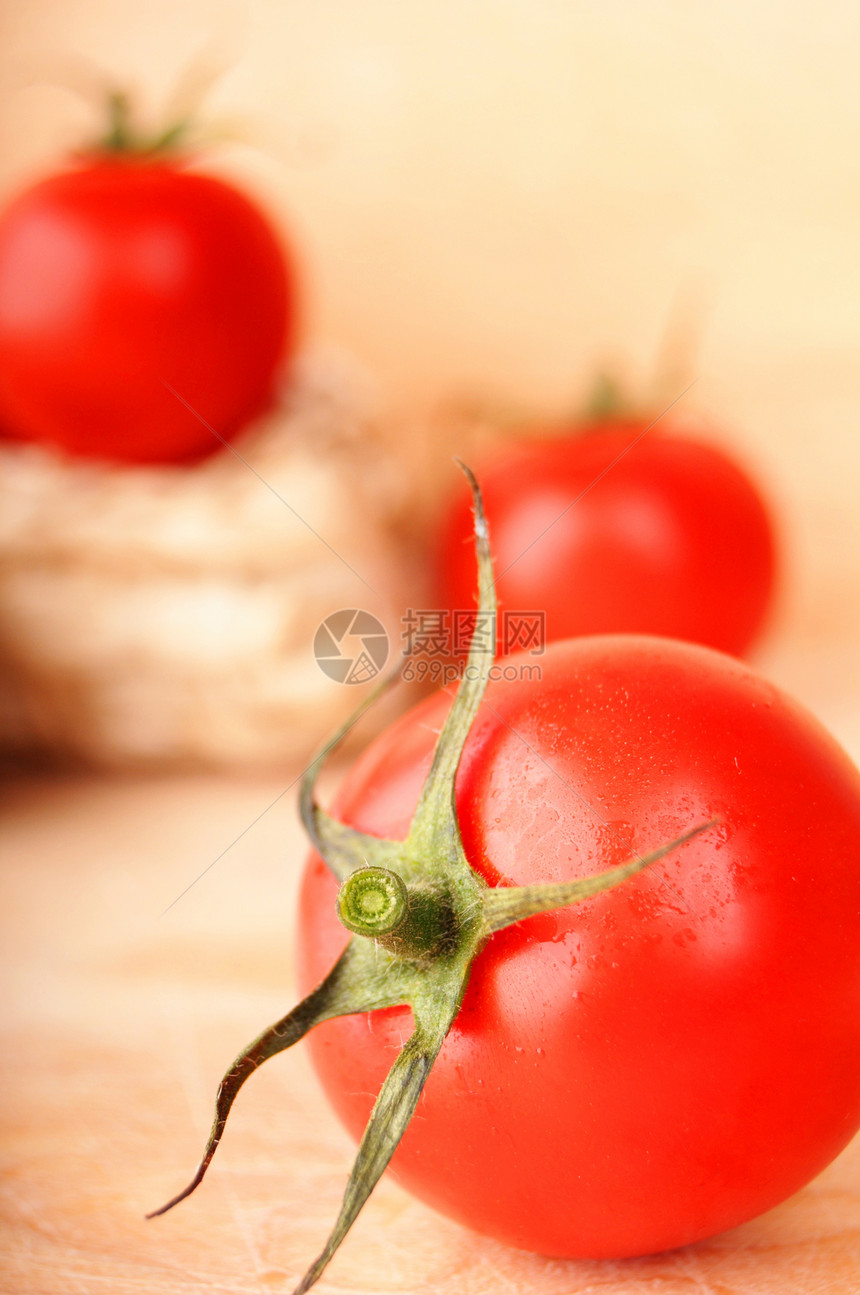 土豆和大蒜叶子烹饪桌子蔬菜静物木头草本植物饮食洋葱红色图片