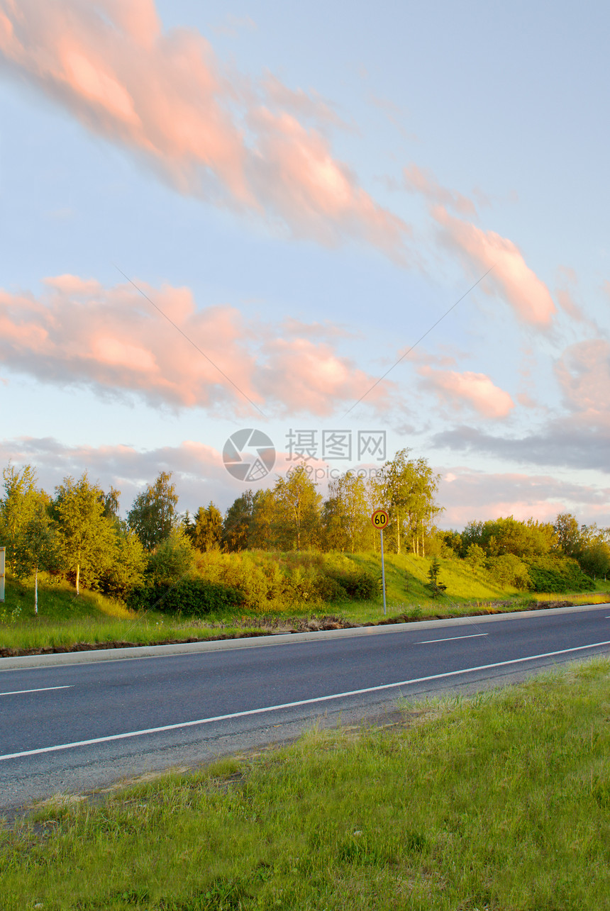 夏季清晨的乡村公路图片