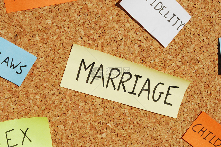 彩色软木板上的婚姻关键字关键词夫妻间谍妻子关系木板蓝色笔记顾虑邮政图片