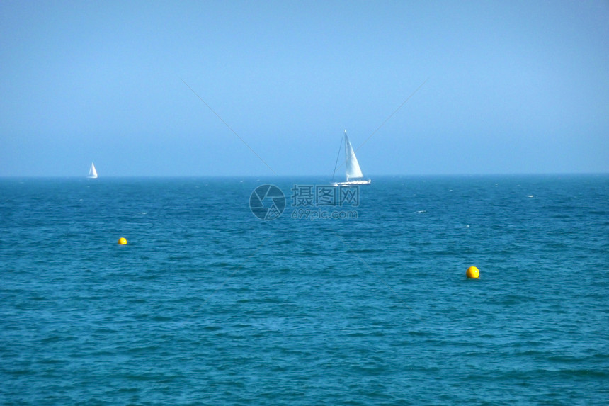 在布赖顿海岸的海上帆船风帆地平线海洋天空海景运输海浪波浪旅行蓝色图片