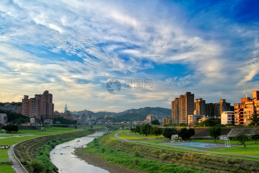 和蓝色的天晴天草原市中心地标住宅城市街道财产场景天空图片