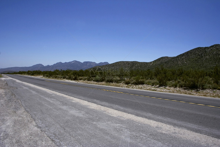 清空高速公路和黄色条纹图片