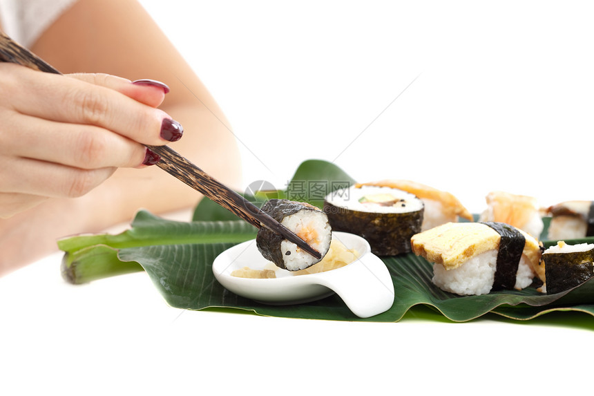 女人用手吃寿司图片