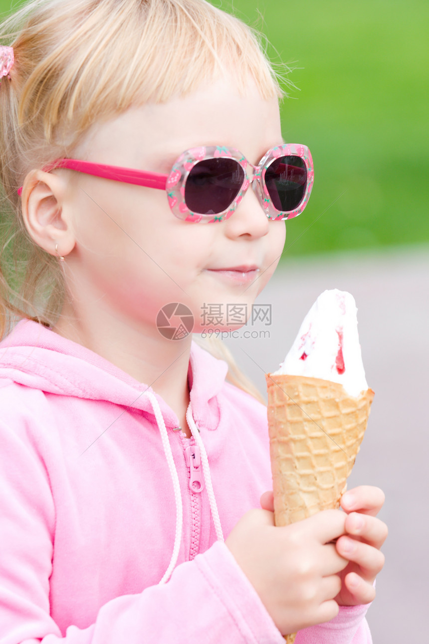 吃冰淇淋的小女孩 吃冰淇淋的小女孩小吃孩子甜点金发女郎乐趣女孩嘴唇垃圾金发奶油图片