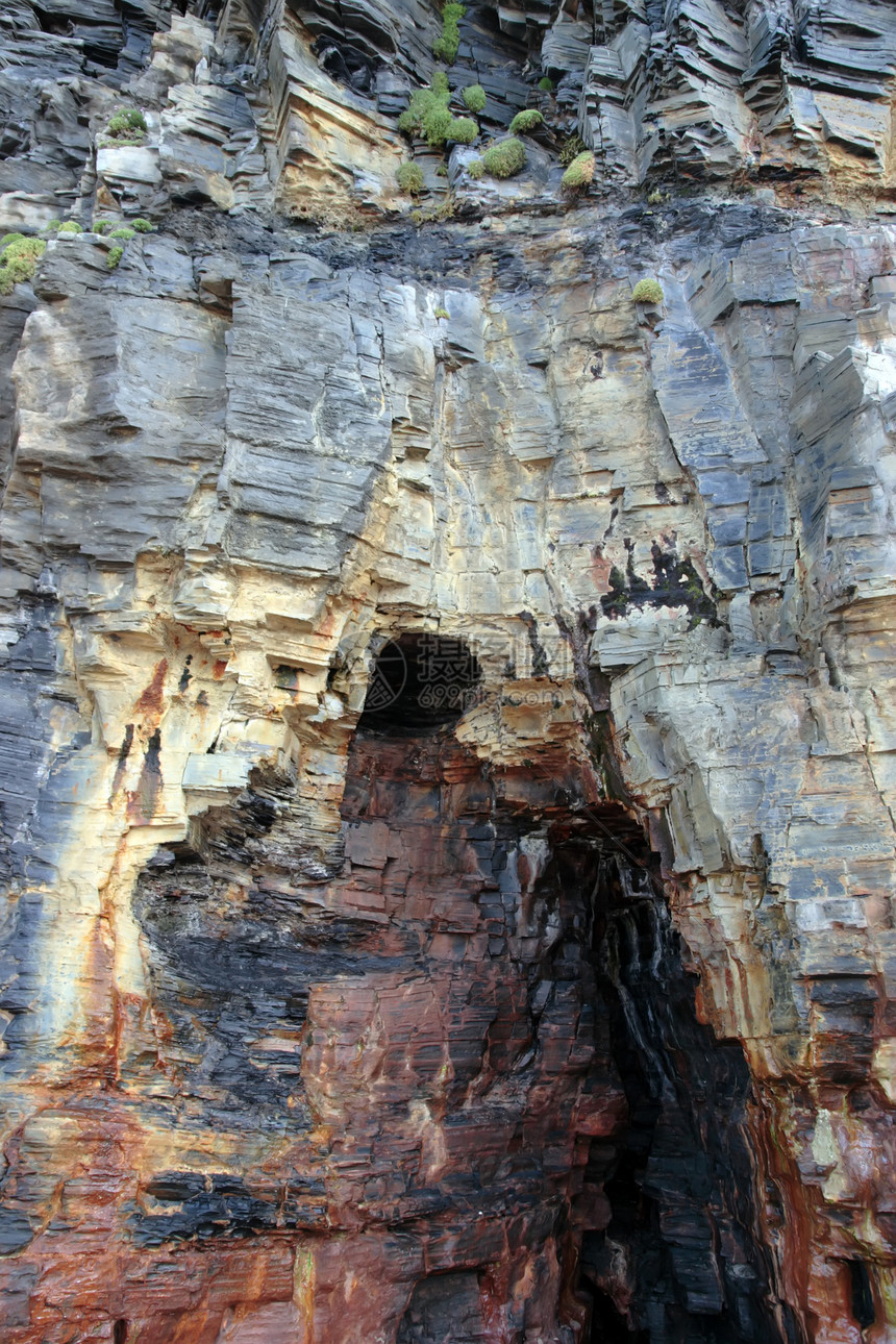 悬崖面洞穴图片