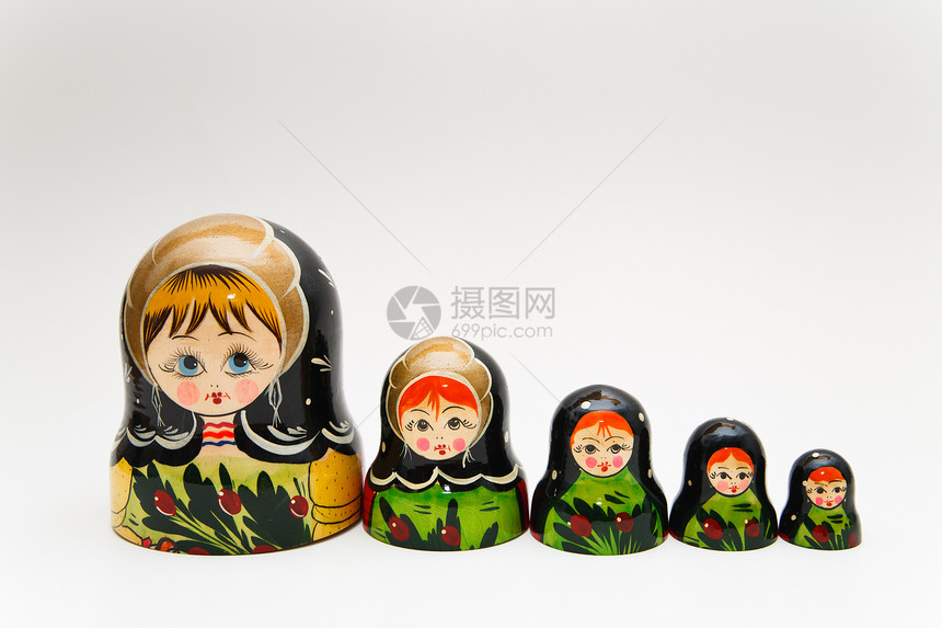 白色背景的俄罗斯马特约什卡娃娃玩具木头传统女孩尺寸头巾收藏女性家庭套娃图片