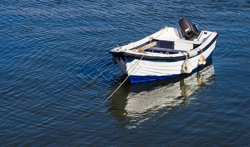 维普福特拉各斯福特的港口海岸 日落时有船汽艇绳索海洋木头旅行救生员古董救生艇蓝色反射背景