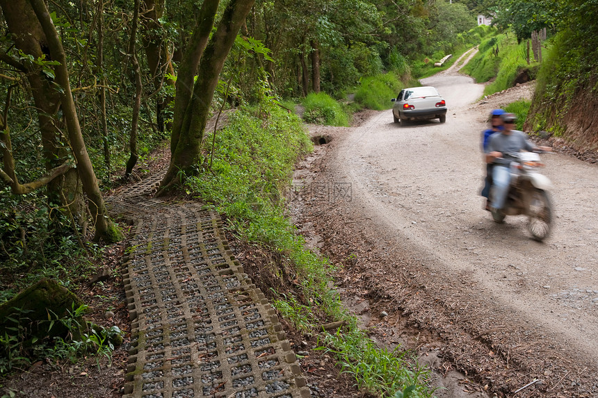 哥斯达黎加蒙特维德附近的道路和道路图片