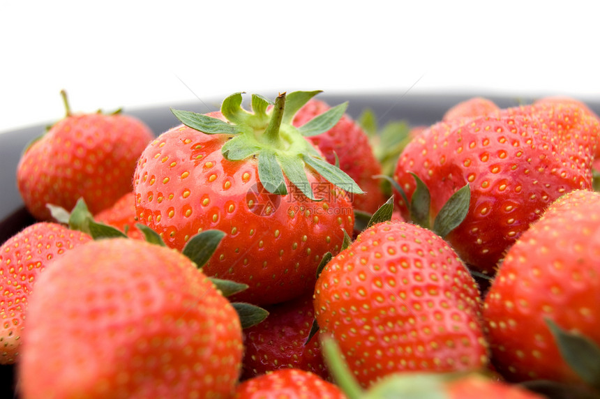 盘子上的草莓甜点红色绿色水果早餐饮食叶子图片