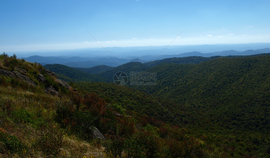 绿河谷环境顶峰远足风景蓝色岩石天空山脉图片