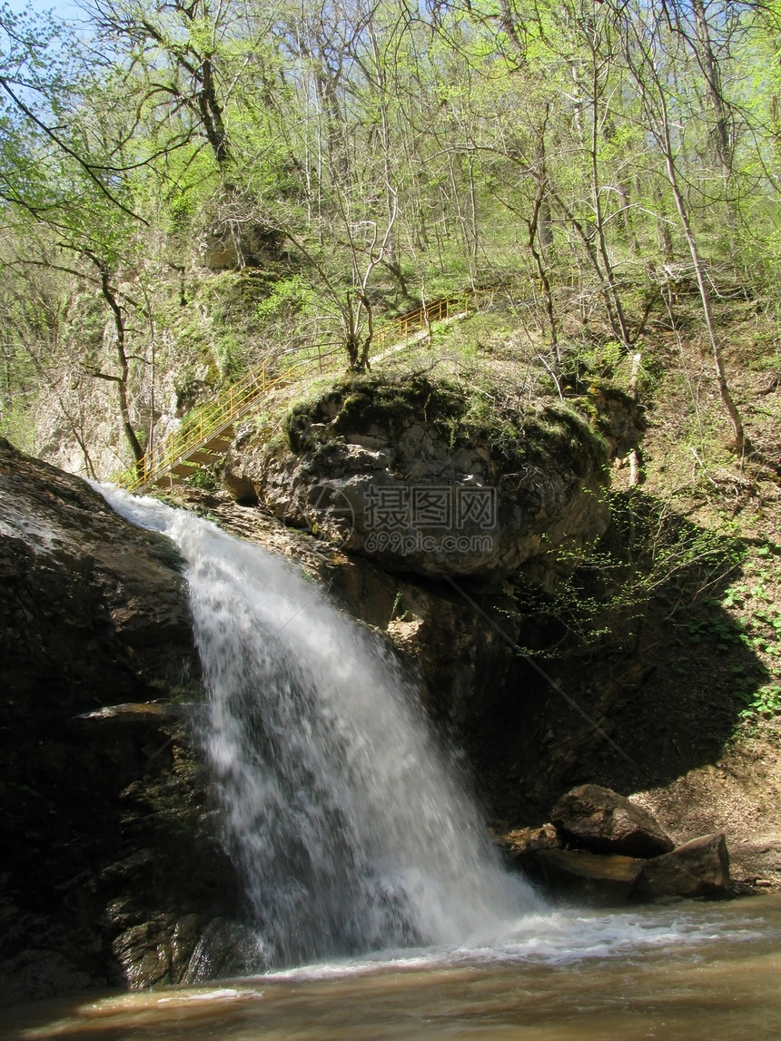 瀑布频道山脉岩石水分游览晴天全景对象自然保护区树木图片