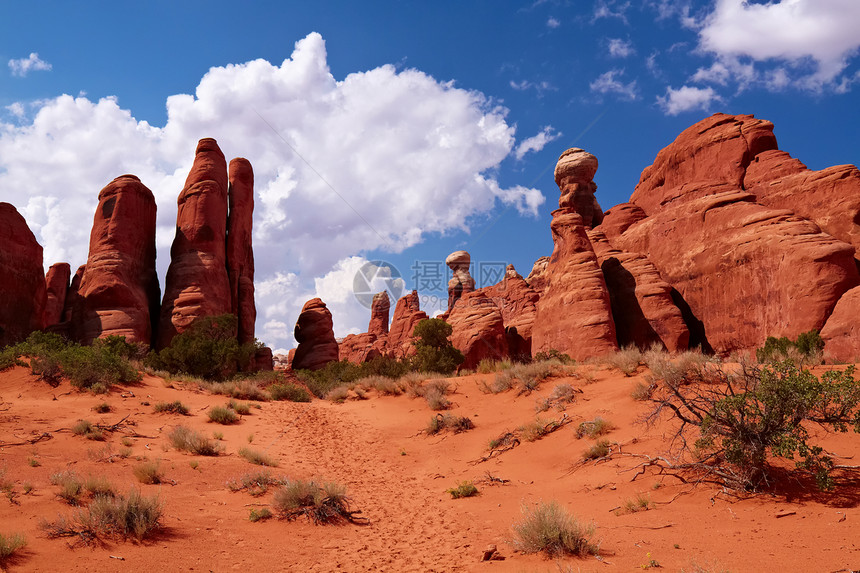 红沙漠山脉沙漠荒野编队天空远足蓝色侵蚀国家橙子图片