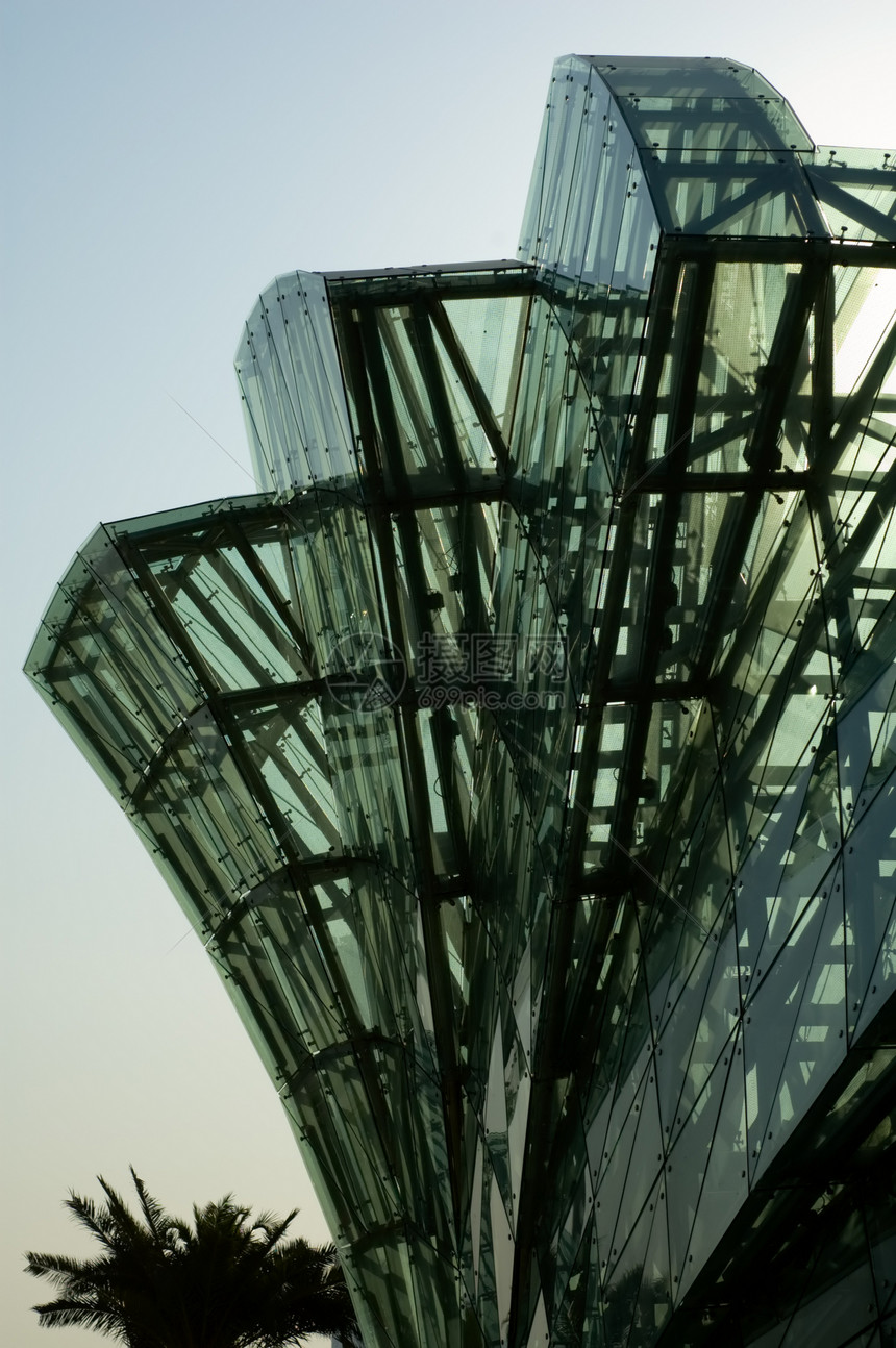 绿玻璃摘要装饰品镜子天空几何学窗户花瓣蓝色建筑学阳光阴影图片