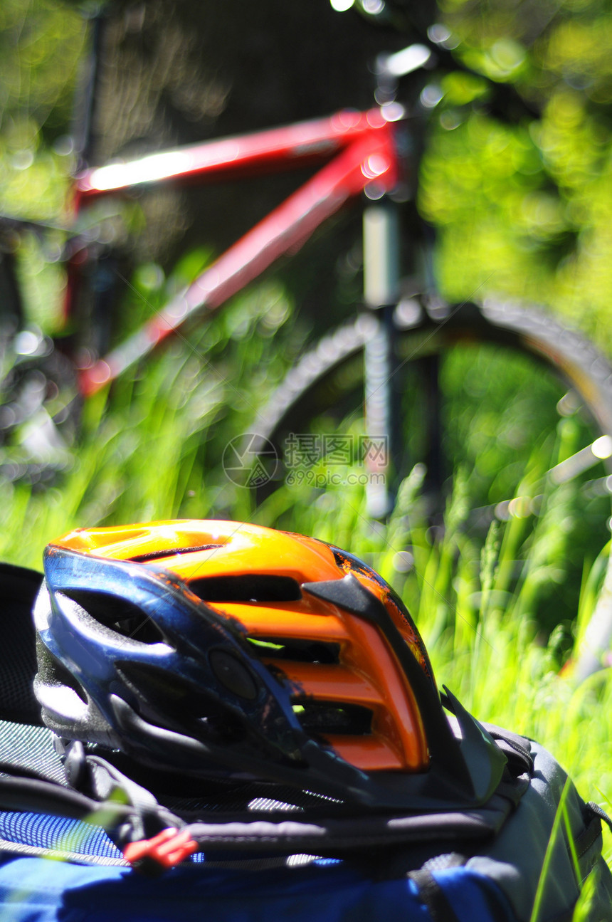 自行车头盔帽子运动绿色红色安全山地森林图片