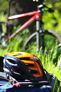 自行车头盔帽子运动绿色红色安全山地森林背景图片