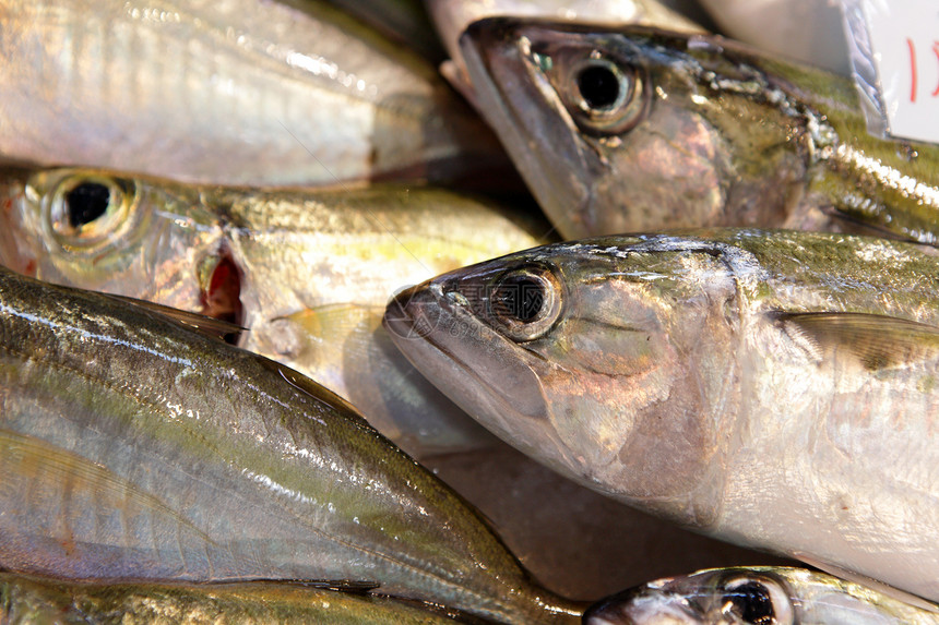 供市场销售的鱼烹饪海洋钓鱼营养食物柠檬店铺海鲜香菜图片