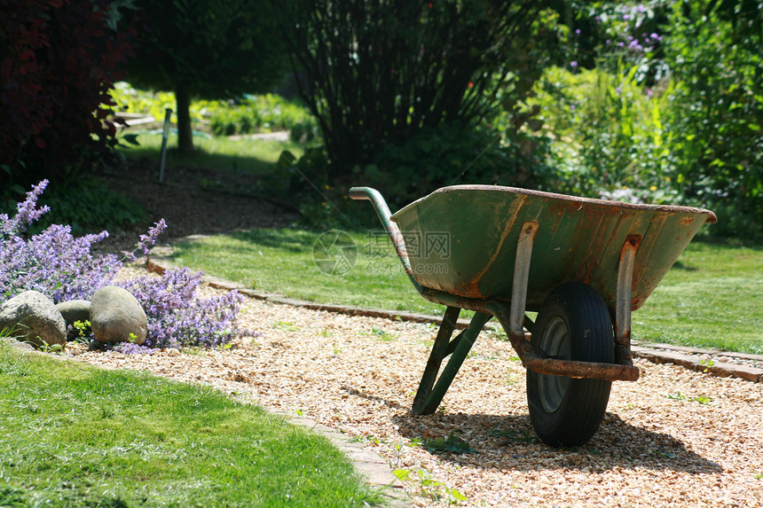 轮轴绿色碎石花园小径菜园园艺生长独轮车草地大车图片