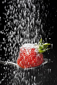 糖冰糖落在勺子上的草莓上粉末射线粉状食物健康水果饮食痕迹甜点刨冰背景图片