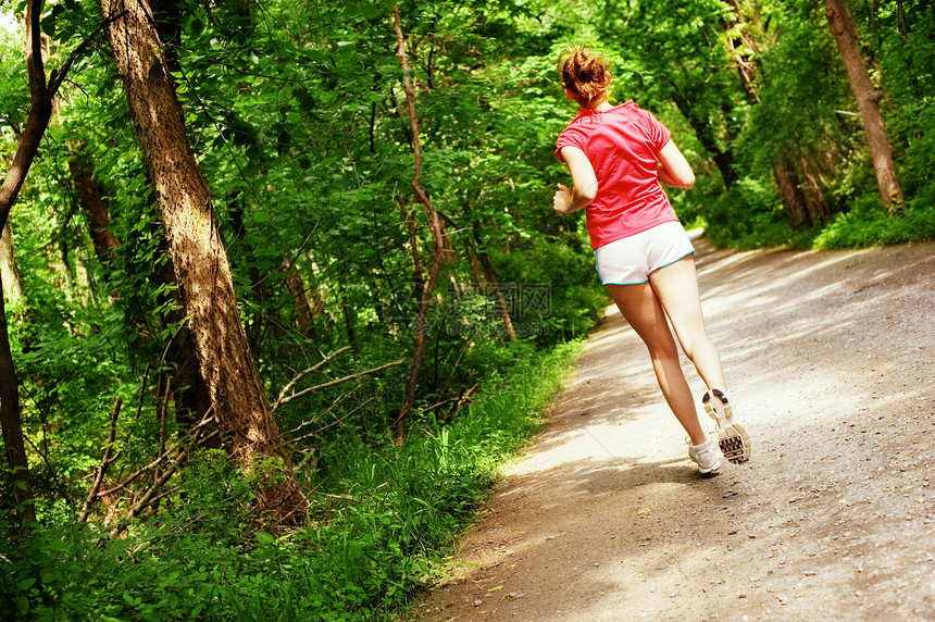 红跑妇女福利跑步森林活力身体赛跑者女士成人活动火车图片