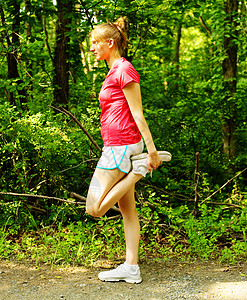 红跑妇女活力赛跑者森林姿势训练运动身体女性数字树木背景图片