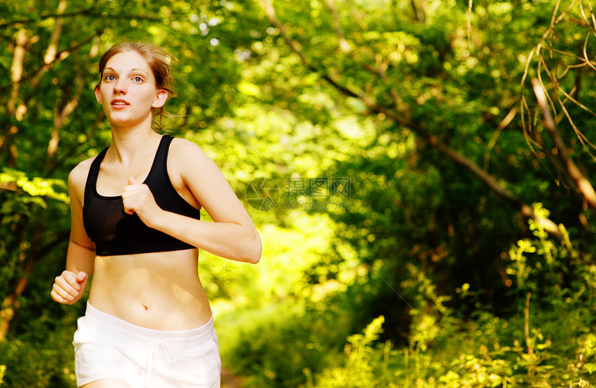 女性轨迹运行者活力成人慢跑者树木运动数字训练活动慢跑娱乐图片