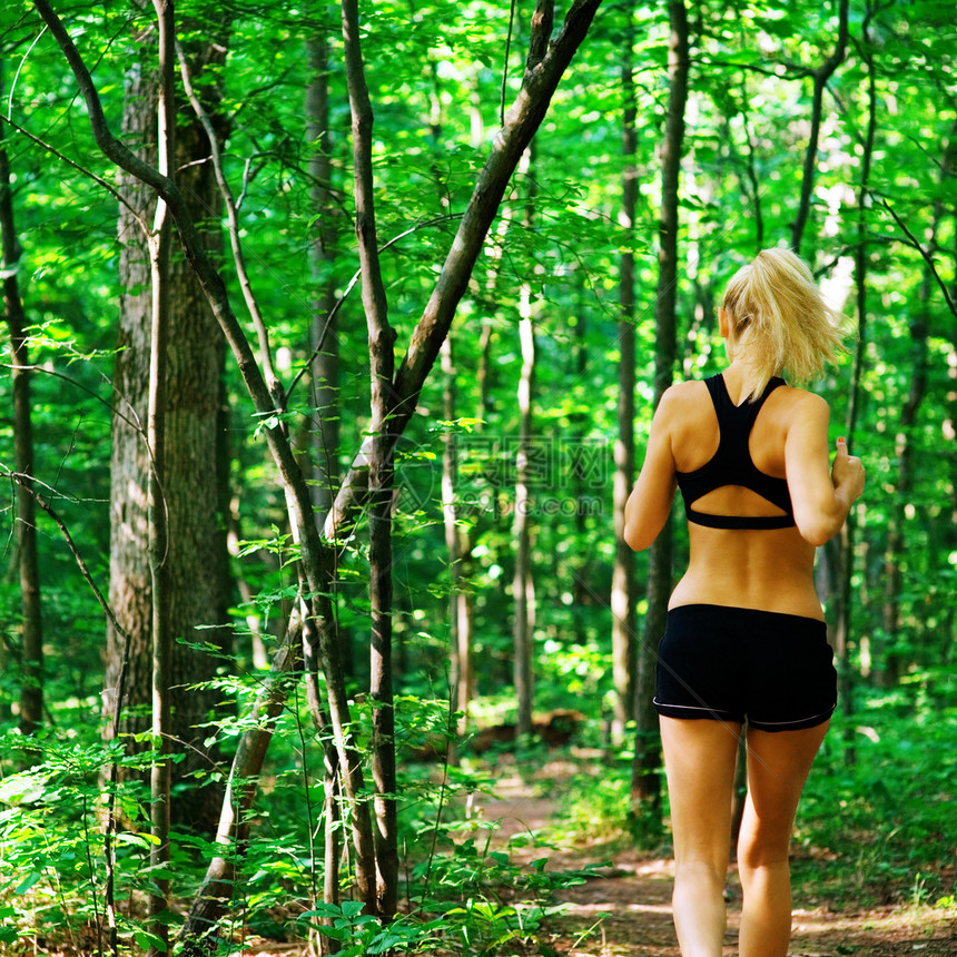 金发女执业慢跑者跑步活动运动身体慢跑女孩训练行动娱乐图片