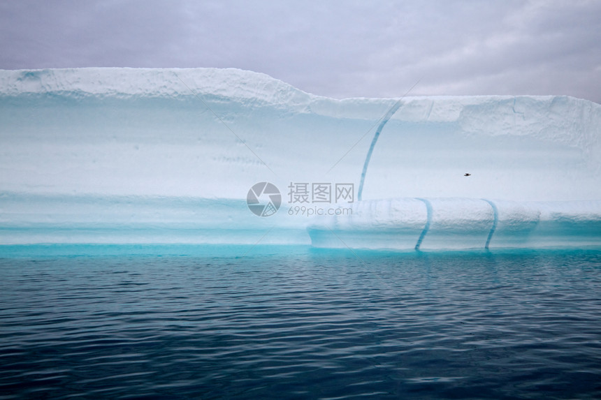 与绿石线相伴的冰山多云海洋白色天空蓝色冰川峡湾海景遗产名录图片