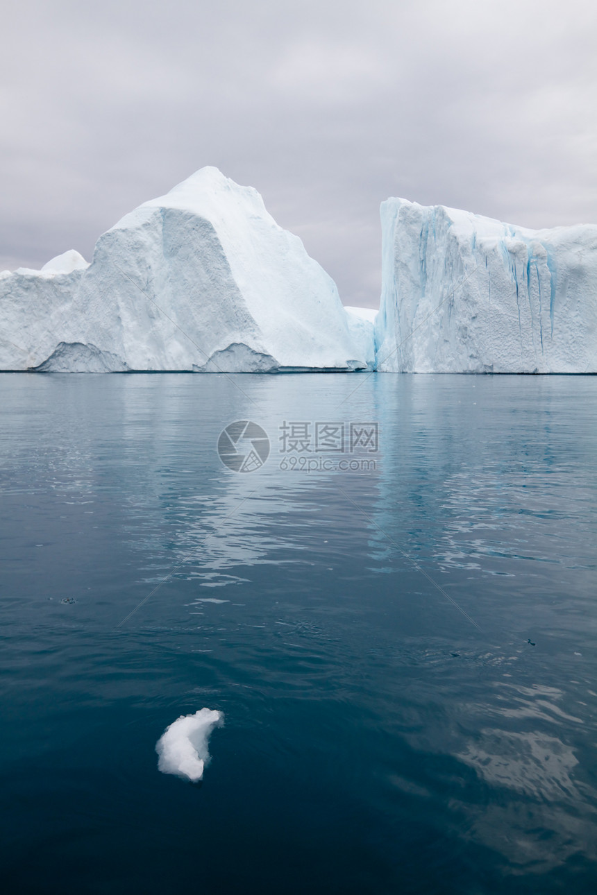 伊卢利萨特的冰山冰川多云蓝色白色海洋天空峡湾遗产名录海景图片