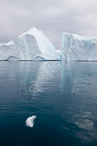 伊卢利萨特的冰山冰川多云蓝色白色海洋天空峡湾遗产名录海景背景图片