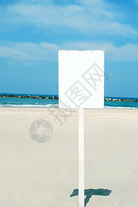 海滩上的白色标志蓝色海报商业路标广告框架展示支撑横幅控制板背景图片