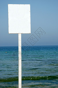 海滩上的白色标志控制板路标海报横幅支撑广告蓝色展示商业框架背景图片