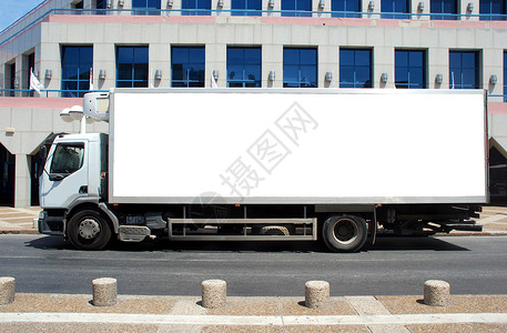 带白板面板的白色卡车控制板海报公告送货汽车货物框架货车街道展示背景图片