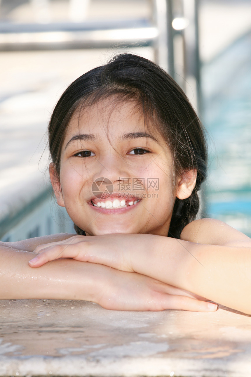 游泳池里的小女孩乐趣微笑福利晴天活动水池喜悦阳光混血混血儿图片