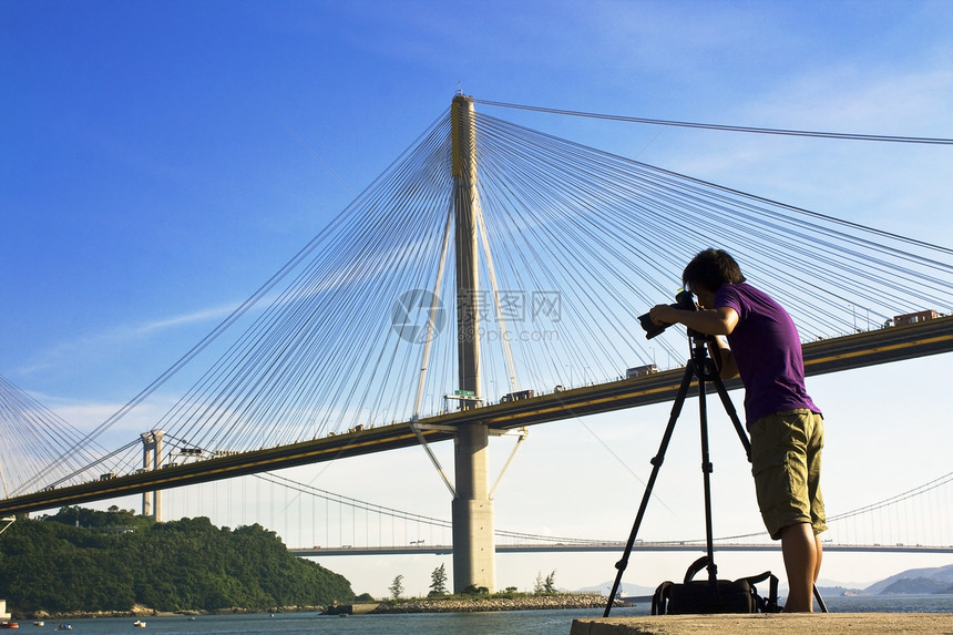 给桥上的人拍照城市照片三脚架假期游客摄影首都海洋旅游建筑图片