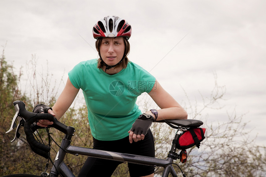 拥有自行车的妇女手套安全多云头饰姿势帽子短裤手表水平头盔图片