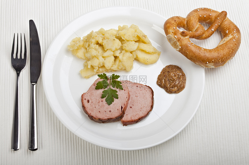木制桌子上烤的巴伐利亚肉饼烹饪棕色食物小吃沙拉用餐面包猪肉盘子土豆图片