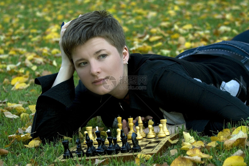 象棋董事会的迷人女人图片