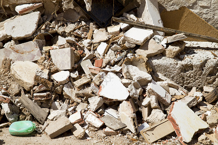 碎石堆西班牙布里胡埃加的拆毁房屋和废墟背景