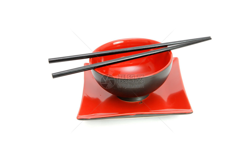 红色和黑色东东方碗和板块上的筷子隔离图片